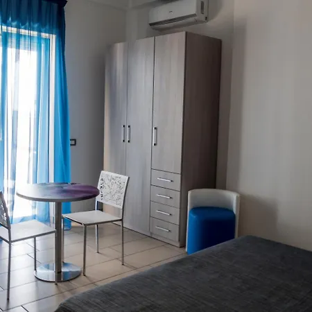 ゲストハウス Holiday コリリアーノ・カーラブロ