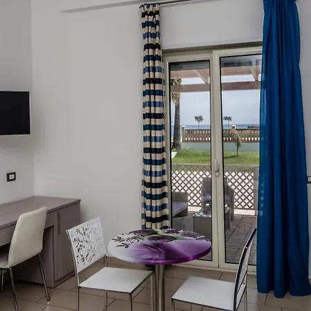 ゲストハウス Holiday コリリアーノ・カーラブロ