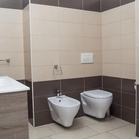 ゲストハウス Holiday 4*